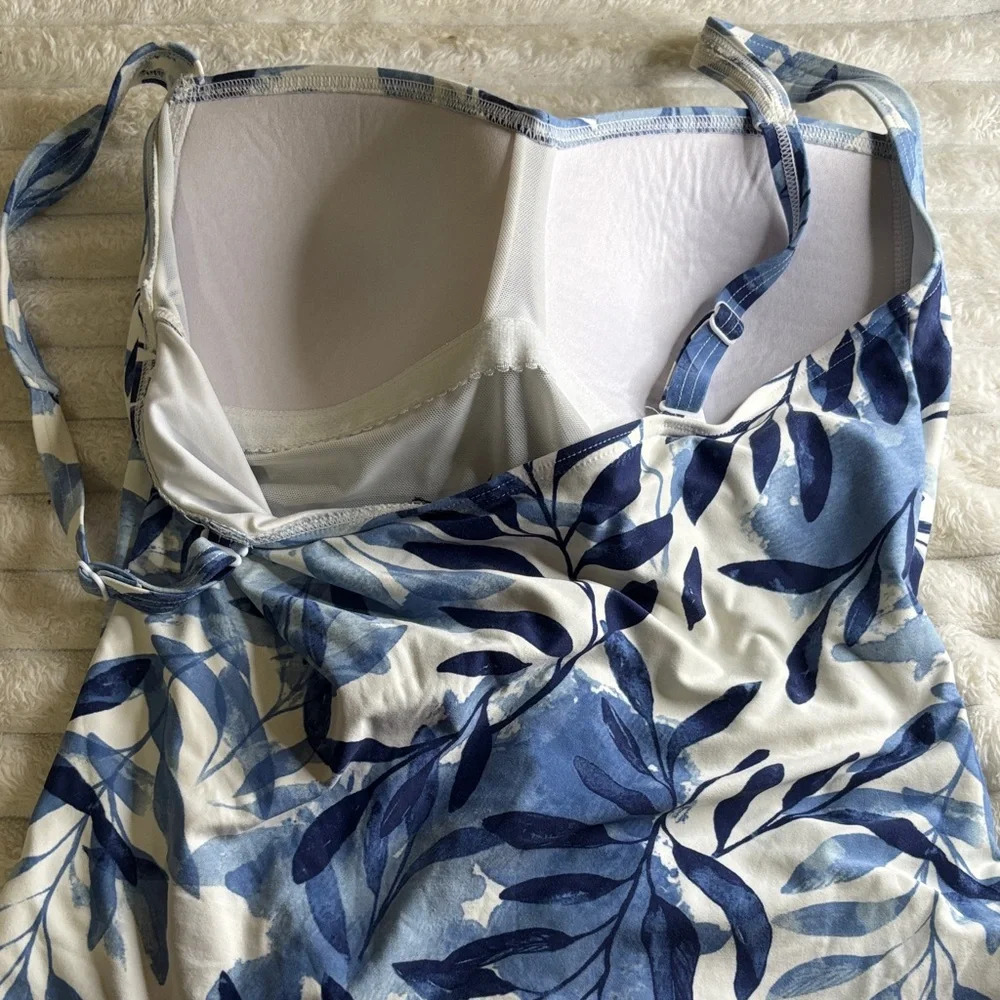 Leaf Patterned  One Piece Swimsuit - Picture 2 of 3